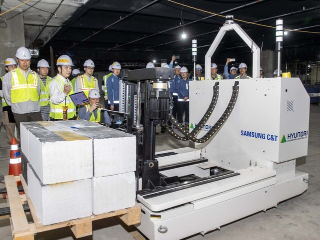 ©AP신문(AP뉴스)/이미지 제공 = 삼성물산 ▲삼성물산과 현대건설이 공동 개발한 '스마트 자재 운반 로봇'이 현장에서 자재를 싣고 이동하고 있다.