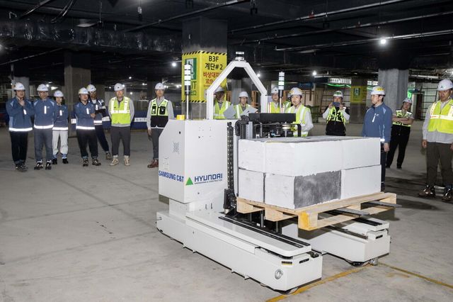 ©AP신문(AP뉴스)/이미지 제공 = 삼성물산 ▲삼성물산과 현대건설이 공동 개발한 '스마트 자재 운반 로봇'이 현장에서 자재를 싣고 이동하고 있다.