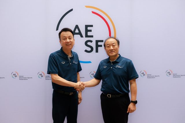 ⓒAP신문(AP뉴스)이미지 제공 = 한국e스포츠협회 ▲산티 로통 신임 AESF 회장(좌)과 AESF 동아시아 지역 부회장으로 임기를 시작한 한국이스포츠협회 김영만 회장이 기념사진을 찍고 있다.