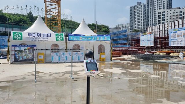 ©AP신문(AP뉴스)/이미지 제공 = LH ▲LH는 건설 현장 작업 장소에 체감온도 측정기 비치(혹은 관리자 직접 측정)를 의무화하고, 2시간마다 측정 결과를 전광판, 카톡 등에 실시간 전파한다.&nbsp;