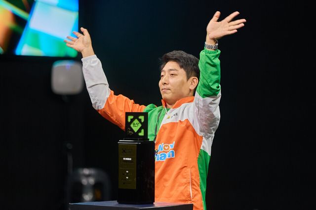 ©AP신문(AP뉴스)/이미지 제공 = 한국e스포츠협회 ▲전남 드래곤즈 이스포츠팀 ’Ahina’ 유창호 선수가 10일 ‘2025 대한민국 이스포츠 리그’(이하 2025 KEL) FC 모바일 종목 초대 챔피언 자리에 올랐다.&nbsp;