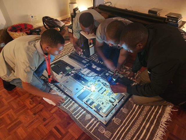 ©AP신문(AP뉴스)/이미지 제공 = LG전자 ▲에티오피아 LG-KOICA 희망직업훈련학교 학생들이 TV에 대한 교육을 받고 있다.