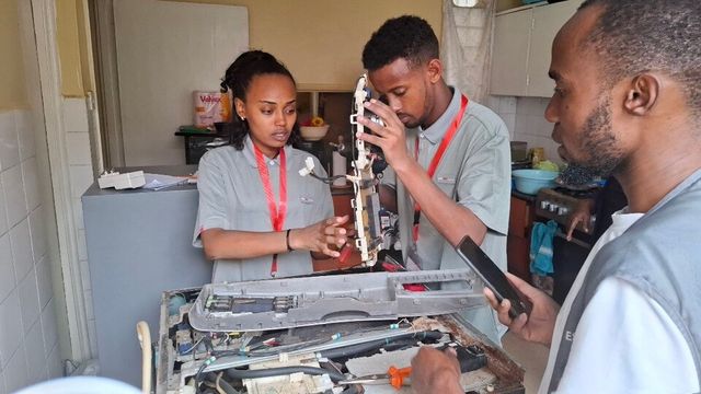 ©AP신문(AP뉴스)/이미지 제공 = LG전자 ▲에티오피아 LG-KOICA 희망직업훈련학교 학생들이 가전제품에 대한 교육을 받고 있다.