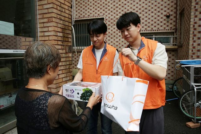 ©AP신문(AP뉴스)/이미지 제공 = ㈜한화 ▲지난 14일 서울 종로구 무악동에서 ㈜한화 임직원들이 취약계층 세대에 삼계탕과 포도 등 제철 음식을 전달하고 있다.