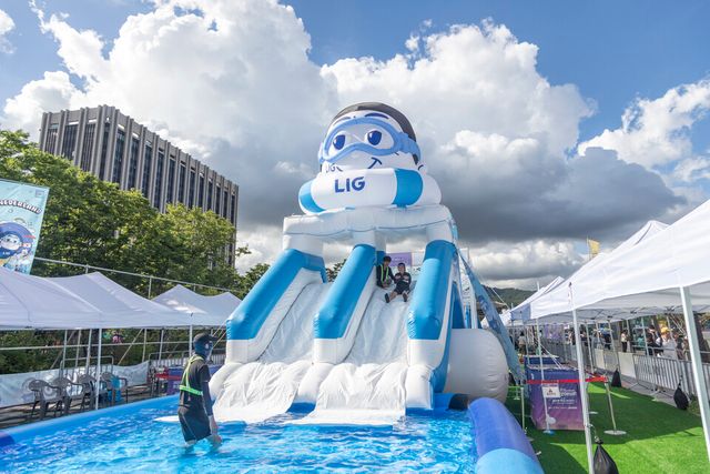 ©AP신문(AP뉴스)/이미지 제공 = LIG넥스원 ▲2025 서울썸머비치에 참여한 어린이가 ‘스원이’ 캐릭터로 장식된 워터슬라이드를 즐기고 있다.