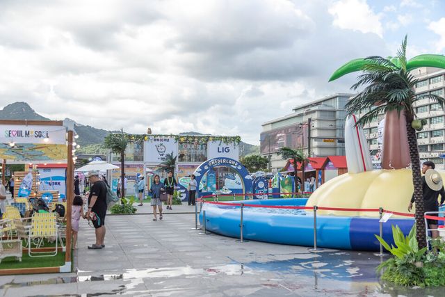 ©AP신문(AP뉴스)/이미지 제공 = LIG넥스원 ▲서울 광화문 광장에 마련된 2025 서울썸머비치 행사장의 모습.