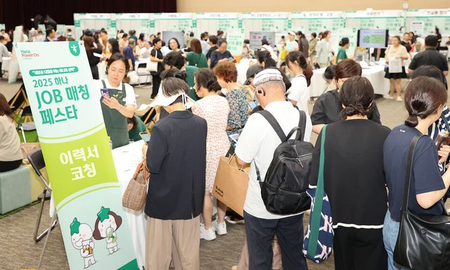 ©AP신문(AP뉴스)/이미지 제공 = 하나금융지주 ▲하나금융그룹은 지난 19일 광주광역시 서구 김대중컨벤션센터에서 중장년 일자리 확대와 지역기업 인력난 해소를 위한 2025년 제3차 '하나 JOB 매칭 페스타'를 개최했다. 이날 페스타에 참여한 구직자들이 각 참여기업의 상담부스를 둘러보고 있다.