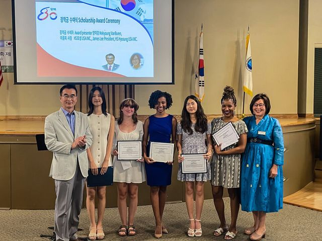 ©AP신문(AP뉴스)/이미지 제공 = HS효성 ▲HS효성은 지난 16일(현지시각) 美 앨라배마 지역 우수학생들에 장학금을 전달했다. 사진 왼쪽 이종복 HS효성USA 법인장.