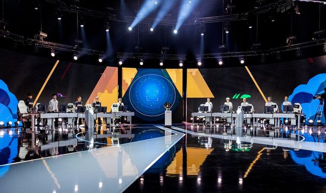 ©AP신문(AP뉴스)/이미지 제공 = 스마일게이트 ▲경기를 앞두고 각 경기석 뒤에 서 있는 바이샤 게이밍, 팀 팔콘 선수들