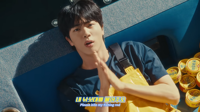 [AP신문 광고평론 No.1328]&nbsp; ​​​​​​​진이 '슈퍼 참치' 노래에 맞춰 연기를 선보인다. 사진 동원F&B 유튜브 캡처ⓒAP신문(AP뉴스)