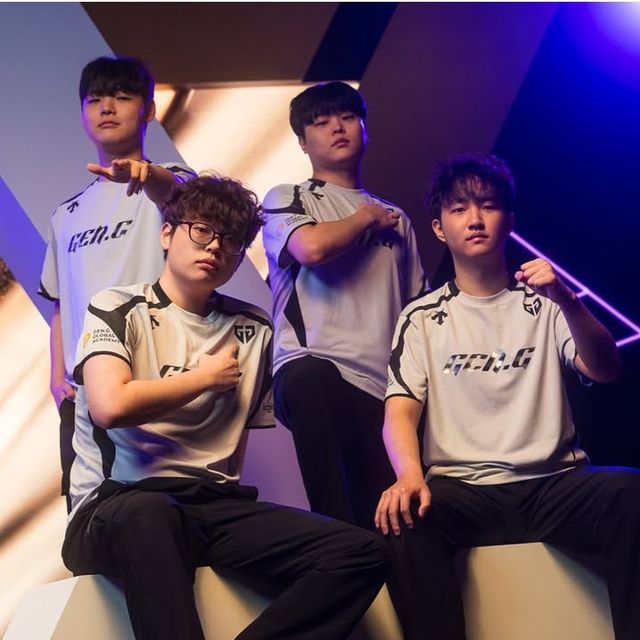 ©AP신문(AP뉴스)/이미지 제공 = 크래프톤 ▲젠지 펍지 팀 선수단. (앞줄 왼쪽부터 시계방향으로) '오르카' 이장원 선수, '빈' 오원빈 선수, '토시' 성윤모 선수, '플레임' 문지훈 선수.&nbsp;