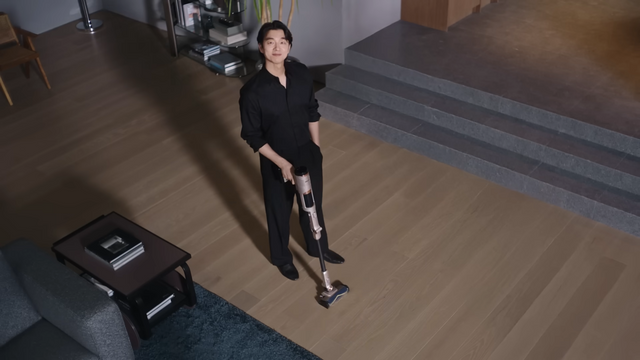 [AP신문 광고평론 No.1330] ​​​​​​​공유가 직접 제품을 사용하고 있다. 사진 샤크닌자 코리아 유튜브 캡처ⓒAP신문(AP뉴스)