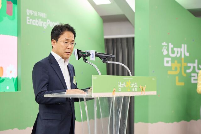 ©AP신문(AP뉴스)/이미지 제공 = 삼성화재 ▲26일 경기도 용인 삼성화재 안내견학교 개교 32주년 기념식에서 이문화 삼성화재 대표이사 사장이 축사를 전하고 있다.