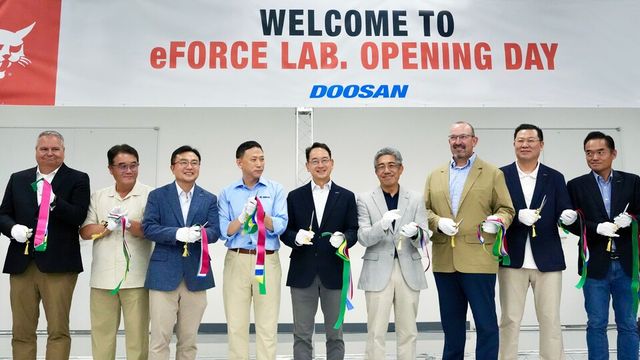 ©AP신문(AP뉴스)/이미지 제공 = 두산밥캣 ▲두산밥캣 배터리 팩 연구소인 ‘eFORCE LAB’ 오픈을 기념하여 주요 임원들이 리본커팅을 하고 있다. 오른쪽에서 다섯번째부터 스캇 박 두산밥캣 부회장, 박형원 두산밥캣코리아 사장.