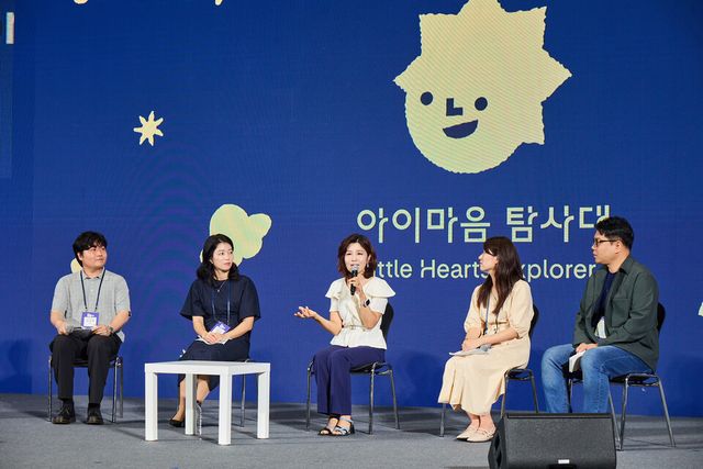 ©AP신문(AP뉴스)/이미지 제공 = 현대해상화재보험 ▲현대해상은 제2회 대한민국 사회적 가치 페스타’에서 국내 어린이 보험 1등 기업으로서 부모와 아이의 건강하고 행복한 삶을 위한 사회공헌 프로젝트 ‘아이마음 캠페인’을 공개했다. 세브란스 어린이병원 천근아 교수(가운데)와 현대해상 직원 패널들이 육아 토크를 진행하고 있다.