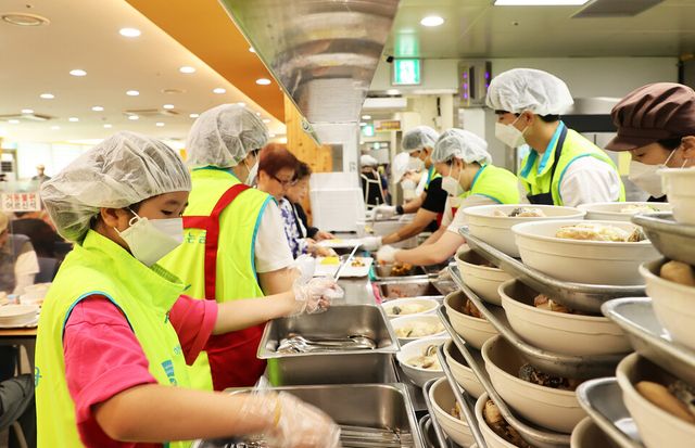 ©AP신문(AP뉴스)/이미지 제공 = 하나금융지주 ▲하나금융그룹은 지난 2일 서울 은평구에 위치한 서울시립은평노인종합복지관에서 어르신들의 건강한 여름나기를 지원하는 '혹서기 보양식 나눔' 봉사활동을 실시했다. 이날 봉사활동에 참여한 하나금융그룹 임직원과 임직원 가족들이 어르신들을 위한 보양식 나눔 봉사활동을 진행하고 있다.