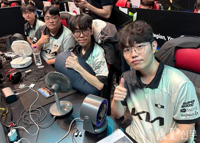 ©AP신문(AP뉴스)/ 박수연 기자 = ▲디플러스 기아(DK)는&nbsp;대전 이스포츠 경기장에서 열린 '2025 KEL' 본선 1일 차 경기에서 96점(54킬)을 획득하며, 중간 합계 101점으로 선두에 올랐다. (왼쪽부터) '놀부' 송수안, '파비안' 박상철, '칩스' 정유찬, '오살' 고한빈 선수.