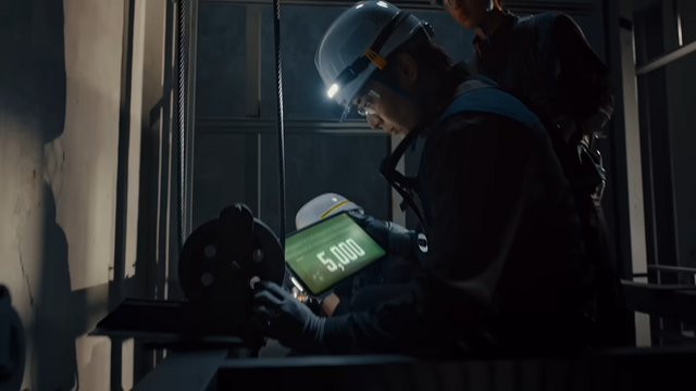 [AP신문 광고평론 No.1319]&nbsp; ​​​​​​​전문가가 엘리베이터를 점검하는 모습. 사진 현대엘리베이터 유튜브 캡처ⓒAP신문(AP뉴스)