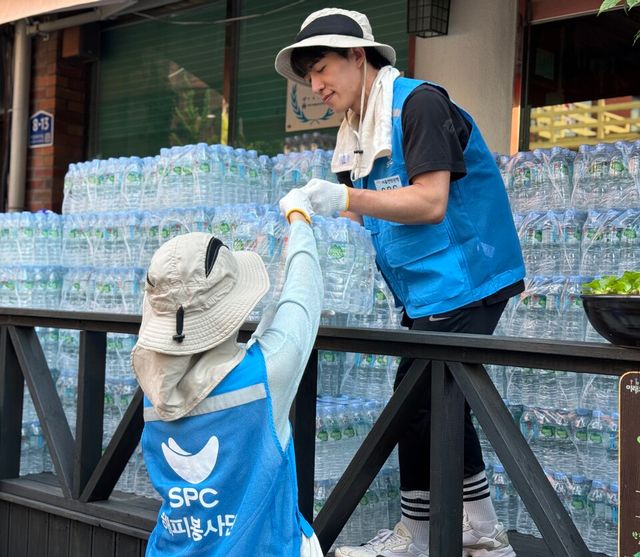 ©AP신문(AP뉴스)/ 이미지 제공 = SPC그룹 ▲&nbsp;서울 용산구 한강로동 주거단지에서 5일 SPC그룹 임직원들이 폭염으로 어려움을 겪고 있는 취약계층에게 전달할 생수를 나르고 있다.