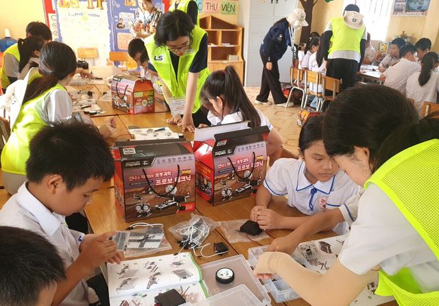 ©AP신문(AP뉴스)/이미지 제공 = LS그룹 ▲LS 대학생 해외봉사단 28기 단원들이 베트남 팜타이 초등학교에서 학생들을 대상으로 과학키트 만들기 체험학습을 진행하고 있다.