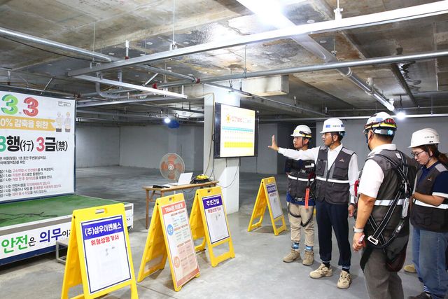 ©AP신문(AP뉴스)/이미지 제공 = ㈜한화 건설부문 ▲㈜한화 건설부문 김승모 대표이사가 부산 남구 대연동 공사현장에서 아침 조회 시 혹서기 안전수칙 전파 절차를 점검하고 있다