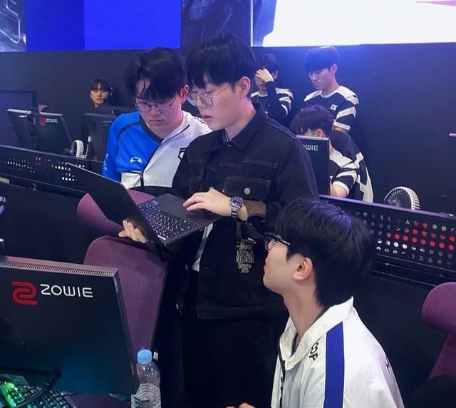 ©AP신문(AP뉴스)/이미지 제공 = DN 프릭스 ▲디엔 프릭스 '플리케' 김성민 감독이 '살루트' 우제현 선수, '헤븐' 김태성 선수와 작전에 대해 이야기 나누고 있다.