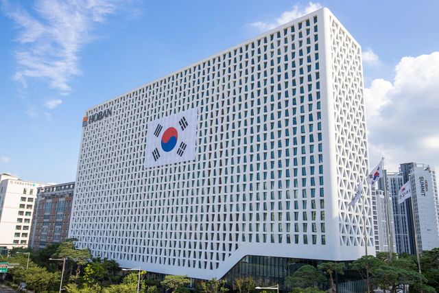 ©AP신문(AP뉴스)/이미지 제공 = 호반그룹 ▲호반그룹은 광복 80주년을 맞아 ‘함께 기억하다’ 캠페인을 진행하고 본사 사옥 외벽에 대형 태극기를 걸었다.