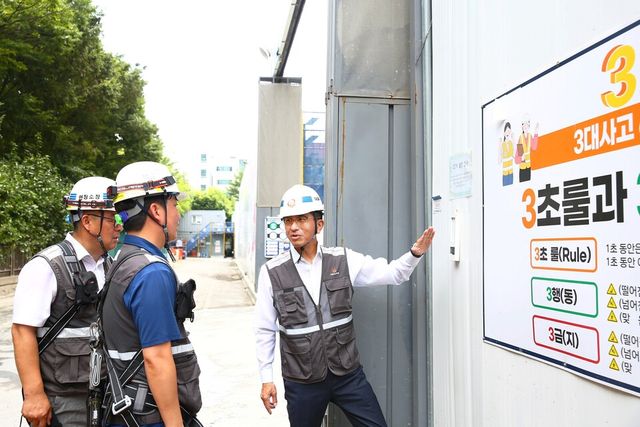 ©AP신문(AP뉴스)/이미지 제공 = ㈜한화 건설부문 ▲㈜한화 건설부문 김승모 대표이사가 부산 남구 대연동 공사현장에서 임직원들과 함께 근로자 휴게시간 관리를 위한 온습도계를 점검하고 있다.