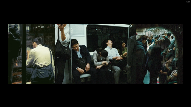 [AP신문 광고평론 No.1334]&nbsp; ​​​​​​​지하철 타고 귀가하는 사람들의 모습. 사진 KCC건설 스위첸&nbsp;유튜브 캡처ⓒAP신문(AP뉴스)