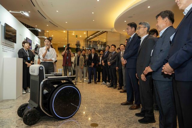 ©AP신문(AP뉴스)/ 이미지 제공 = 현대차·기아 ▲현대차·기아의 나노모빌리티를 관람하는 모습 (앞줄 좌측부터 강희업 국토교통부 2차관, 현대차·기아 AVP본부 송창현 사장)