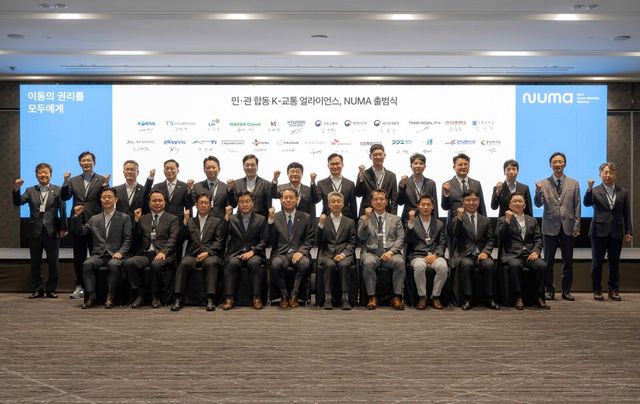 ©AP신문(AP뉴스)/ 이미지 제공 = 현대자동차그룹 ▲현대차·기아는 1일 서울시 광진구 그랜드 워커힐 서울 호텔에서 민·관이 경계 없이 협력하는 협의체, ‘NUMA(Next Urban Mobility Alliance, 누마)’의 출범식을 개최했다. 사진은 NUMA 참여자들이 기념 촬영을 하고 있는 모습 (앞줄 좌측부터 5번째 강희업 국토교통부 2차관, 6번째 현대차·기아 AVP본부 송창현 사장)