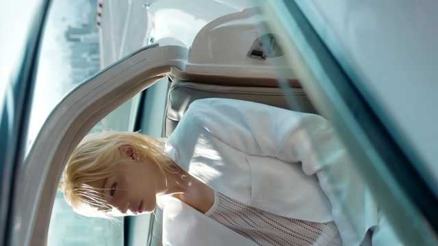 [AP신문 광고평론 No.1341]&nbsp; ​​​​​​​독특한 촬영 구도를 보여준다. 사진 헤라 유튜브 캡처ⓒAP신문(AP뉴스)