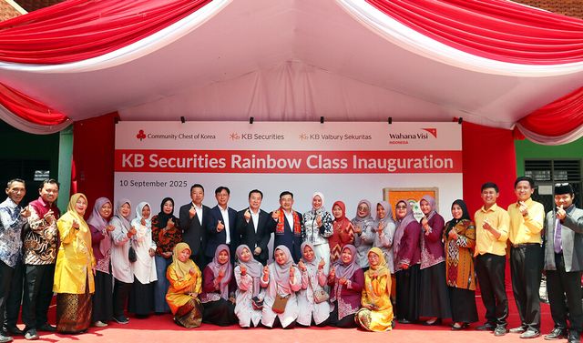 ©AP신문(AP뉴스)/이미지 제공 = KB증권 ▲지난 10일 인도네시아 알 라흐마 사립학교에서 김성현 KB증권 대표이사 사장(왼쪽 열한 번째)와 임직원들이 학교 관계자들과 함께 ‘무지개교실’ 완공식을 진행한 뒤 기념촬영을 하고 있다.