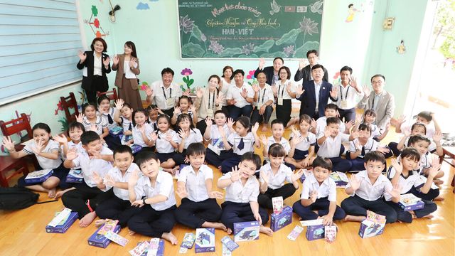 ©AP신문(AP뉴스)/이미지 제공 = ㈜한진 ▲한진 노삼석 대표이사 사장, 조현민 사장이 11일 베트남 퀴논 프억흥 1초등학교 도서관에서 독후 퀴즈 활동을 진행하고 아이들과 둘러앉아 기념촬영을 하고 있다.