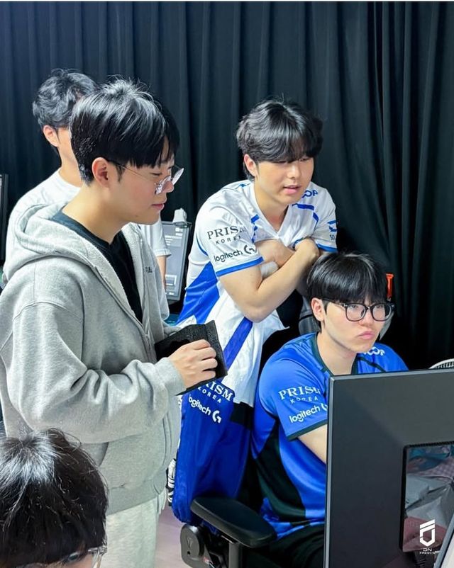 ©AP신문(AP뉴스)/이미지 제공 = DN 프릭스 ▲플리케 '김성민' 감독을 비롯한 DNF 펍지 팀 선수단.