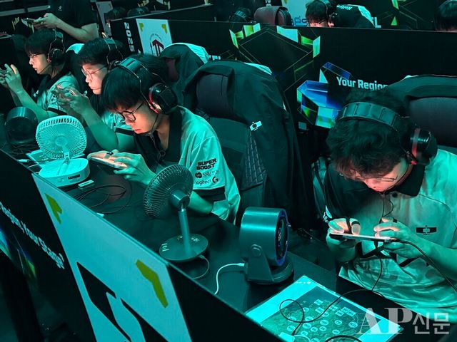 ©AP신문(AP뉴스)/ 박수연 기자 = ▲디플러스 기아(DK)는&nbsp;대전 이스포츠 경기장에서 열린 '2025 KEL' 본선 1일 차 경기에서 96점(54킬)을 획득하며, 중간 합계 101점으로 선두에 올랐다. (왼쪽부터) '놀부' 송수안, '파비안' 박상철, '칩스' 정유찬, '오살' 고한빈 선수.