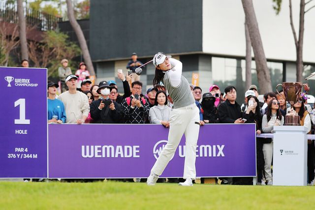 ⓒAP신문(AP뉴스)/ 이미지 제공 = 위메이드 ▲위믹스 챔피언십 2024 우승자 김민선7이 1번 홀에서 스윙하고 있다.