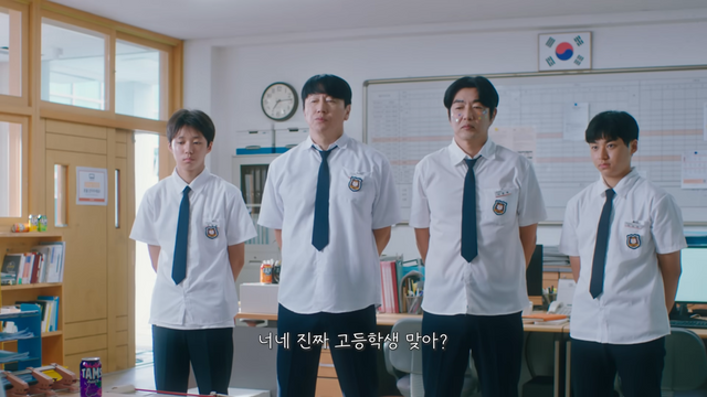 [AP신문 광고평론 No.1348]&nbsp; ​​​​​​​학교에서 장난을 치다 학생들과 함께 혼나고 있는 김수로, 이종혁. 사진 롯데칠성음료 유튜브 캡처ⓒAP신문(AP뉴스)