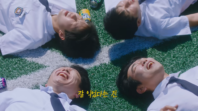 [AP신문 광고평론 No.1348]&nbsp; ​​​​​​​운동장에 누워있는 김수로, 이종혁과 학생들. 사진 롯데칠성음료 유튜브 캡처ⓒAP신문(AP뉴스)