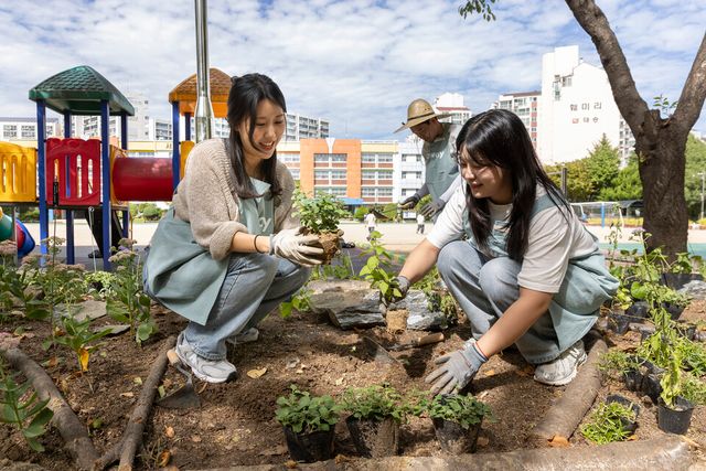 ©AP신문(AP뉴스)/이미지 제공 = 코웨이 ▲코웨이 임직원이 방화초에 코웨이 생태숲 2호를 조성하고 있다.