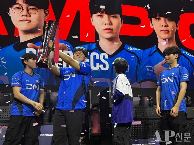 ©AP신문(AP뉴스) 박수연 기자 = ▲DN 프릭스 '살루트' 우제현 선수(왼쪽에서 두 번째)가 28일 서울 잠실 DN 콜로세움에서 열린 크래프톤 주최 '2025 PWS 페이즈 2' 그랜드 파이널 우승 직후 트로피를 들고 기뻐하고 있다.