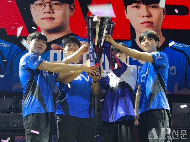 ©AP신문(AP뉴스) 박수연 기자 = ▲DN 프릭스 선수들이 28일 서울 잠실 DN 콜로세움에서 치러진&nbsp;크래프톤 주최 '2025 PWS 페이즈 2' 그랜드 파이널 대회에서 우승 세리머니를 하고 있다.