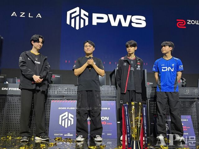 ©AP신문(AP뉴스) 박수연 기자 = ▲(왼쪽부터) FN 포천 '스타로드' 이종호, 배고파 '피오' 차승훈, T1 '헤더' 차지훈, DN 프릭스 '디엘' 김진현 선수가 28일 서울 잠실 DN 콜로세움에서 열린 크래프톤 주최 '2025 PWS 페이즈 2' 그랜드 파이널 경기 직후, PGC 2025 출사표를 전하고 있다.