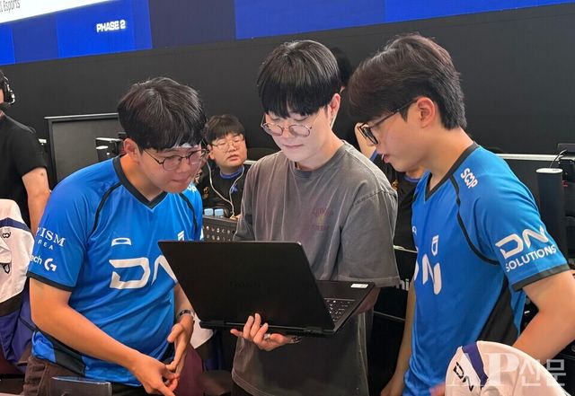 ©AP신문(AP뉴스) 박수연 기자 = ▲(왼쪽부터) DN 프릭스 '살루트' 우제현 선수, '플리케' 김성민 감독, '디엘' 김진현 선수가 경기에 앞서 전략에 대해 이야기를 나누고 있다.&nbsp;