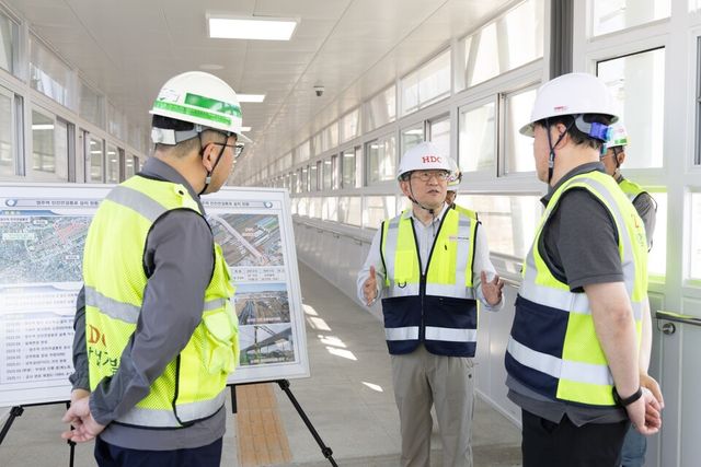 ©AP신문(AP뉴스)/이미지 제공 = HDC현대산업개발 ▲지난 26일 경상북도 영주시 도담–영천 복선전철 4공구 현장에서 정경구 HDC현대산업개발 대표이사 사장(왼쪽 두 번째)이 현장 안전보건 점검을 진행하고 있다.