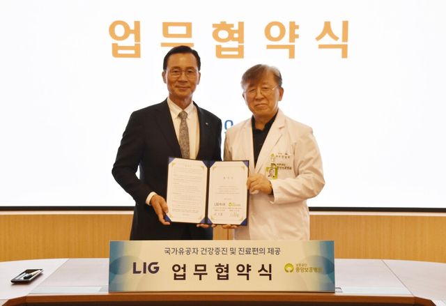 ©AP신문(AP뉴스)/이미지 제공 = LIG넥스원 ▲지난 2일 중앙보훈병원에서 '국가유공자와 보훈가족의 건강증진 및 진료편의 향상을 위한 업무협약’을 체결한 신익현 LIG넥스원 대표이사(좌측)와 신호철 중앙보훈병원장(우측)이 기념사진을 촬영하고 있다.