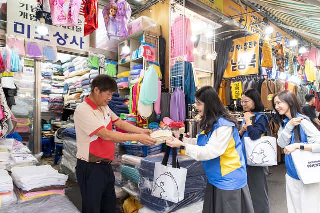 ©AP신문(AP뉴스)/이미지 제공 = 신한금융그룹 ▲지난 29일 ‘희망을 나누는 추석맞이 상생 캠페인’에 참여한 신한금융그룹 임직원들이 봉사활동을 하고 있다.