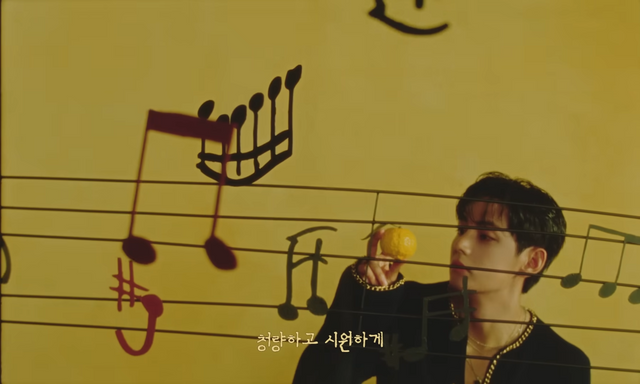 [AP신문 광고평론 No.1336]&nbsp; ​​​​​​​악보 등 음악 관련 오브제가 등장한다. 사진 컴포즈커피 유튜브 캡처ⓒAP신문(AP뉴스)