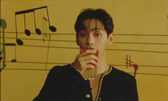 [AP신문 광고평론 No.1336]&nbsp; ​​​​​​​음료를 마시고 있는 뷔. 사진 컴포즈커피 유튜브 캡처ⓒAP신문(AP뉴스)