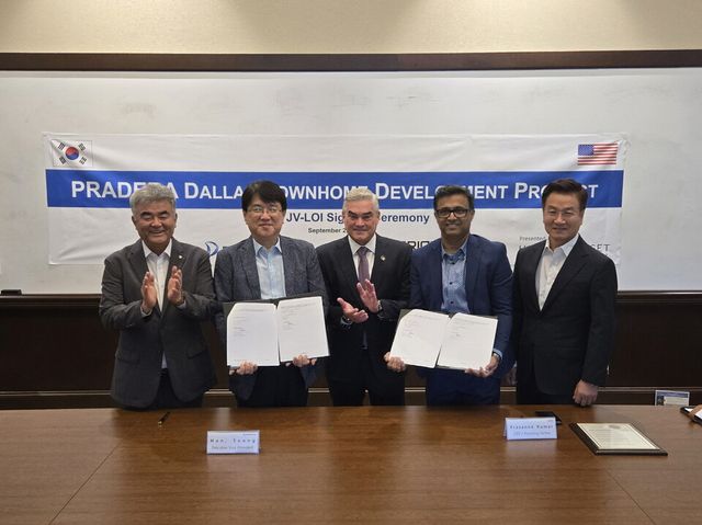 ©AP신문(AP뉴스)/이미지 제공 = 대우건설 ▲지난 2일 미국 텍사스주 Prosper 시청에서 열린 Prosper 개발사업 협력 MOU 체결식에서 정원주 대우건설 회장(왼쪽 두 번째), 한승 대우건설 해외사업단장(왼쪽 첫 번째), 데이비드 브리스톨 Prosper 시장(가운데), 프라사나 쿠마르 Orion RE Capital CEO(오른쪽 두 번째), 전유훈 한강에셋자산운용 총괄대표(오른쪽 첫 번째)가 기념촬영을 하고 있다.
